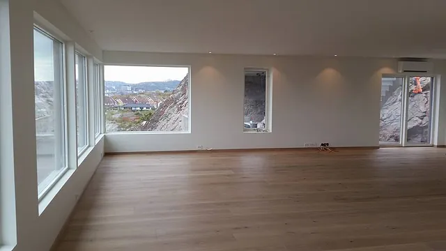 Renovert stue med hvite vegger og tak