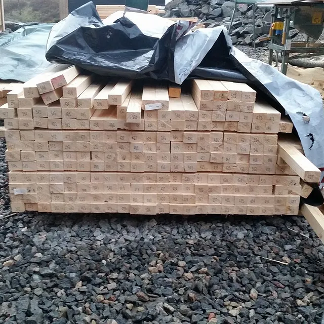 Byggeplanker på steinoverflate